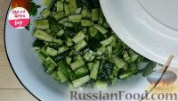 Фото приготовления рецепта: Салат из огурцов на зиму - шаг №7