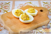 Фото приготовления рецепта: Яйца, фаршированные грибами - шаг №8