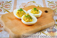Фото приготовления рецепта: Яйца, фаршированные грибами - шаг №9