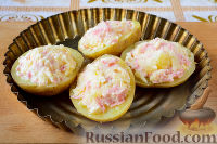 Фото приготовления рецепта: Картофель, фаршированный сыром и колбасой - шаг №8