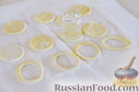Фото приготовления рецепта: Куриные рулетики с плавленым сыром и зеленью (на сковороде) - шаг №4