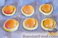 Фото приготовления рецепта: Слойки с абрикосами - шаг №11