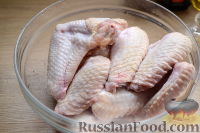 Фото приготовления рецепта: Куриные крылышки, запеченные с картофелем - шаг №2