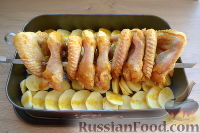 Фото приготовления рецепта: Куриные крылышки, запеченные с картофелем - шаг №5