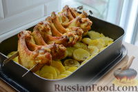 Фото приготовления рецепта: Куриные крылышки, запеченные с картофелем - шаг №6