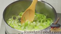 Фото приготовления рецепта: Суп-пюре из кабачков, с сельдереем, луком-пореем и базиликом - шаг №6