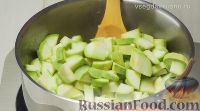 Фото приготовления рецепта: Суп-пюре из кабачков, с сельдереем, луком-пореем и базиликом - шаг №7