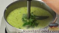 Фото приготовления рецепта: Суп-пюре из кабачков, с сельдереем, луком-пореем и базиликом - шаг №10