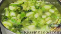 Фото приготовления рецепта: Суп-пюре из кабачков, с сельдереем, луком-пореем и базиликом - шаг №9