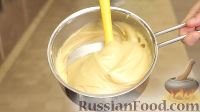 Фото приготовления рецепта: Эклеры с карамельным кремом и ягодным желе - шаг №6