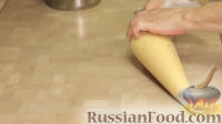 Фото приготовления рецепта: Эклеры с карамельным кремом и ягодным желе - шаг №7