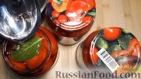 Фото приготовления рецепта: Сладкие маринованные помидоры на зиму - шаг №6