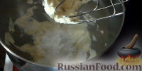 Фото приготовления рецепта: Слойки со сливочным кремом и клубникой - шаг №7