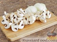 Фото приготовления рецепта: Куриная печень с грибами и беконом - шаг №3