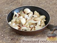 Фото приготовления рецепта: Куриная печень с грибами и беконом - шаг №6