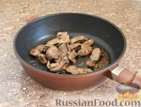 Фото приготовления рецепта: Куриная печень с грибами и беконом - шаг №9