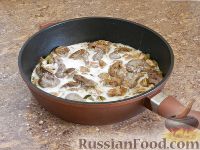 Фото приготовления рецепта: Куриная печень с грибами и беконом - шаг №12