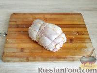 Фото приготовления рецепта: Куриный рулет с сыром и томатами - шаг №11