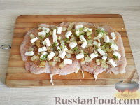 Фото приготовления рецепта: Куриный рулет с сыром и томатами - шаг №9