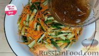 Фото приготовления рецепта: Салат из огурцов и моркови по-корейски (на зиму) - шаг №4