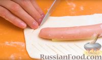 Фото приготовления рецепта: 5 способов завернуть сосиски в тесто - шаг №2
