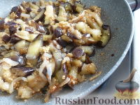 Фото приготовления рецепта: Салат "Муравьиная горка" с языком и баклажаном - шаг №8