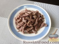 Фото приготовления рецепта: Салат "Муравьиная горка" с языком и баклажаном - шаг №9