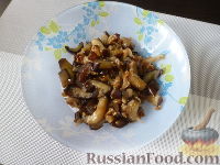Фото приготовления рецепта: Салат "Муравьиная горка" с языком и баклажаном - шаг №10
