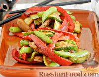Фото к рецепту: Теплый салат из курицы и овощей