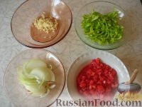Фото приготовления рецепта: Ленивые пельмени на сковороде, тушенные в сметане - шаг №1