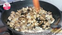 Фото приготовления рецепта: Сочный кабачковый рулет с грибной начинкой - шаг №8