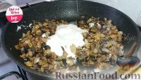 Фото приготовления рецепта: Сочный кабачковый рулет с грибной начинкой - шаг №10