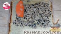 Фото приготовления рецепта: Сочный кабачковый рулет с грибной начинкой - шаг №12