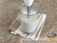 Фото приготовления рецепта: Молочный коктейль со сгущенкой - шаг №3