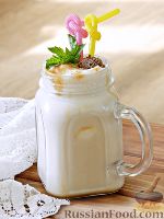 Фото приготовления рецепта: Молочный коктейль со сгущенкой - шаг №4