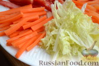 Фото приготовления рецепта: Овощной салат "Радуга" с голубикой - шаг №3