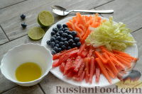 Фото приготовления рецепта: Овощной салат "Радуга" с голубикой - шаг №5