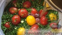 Фото приготовления рецепта: Соленые помидоры быстрым способом - шаг №7