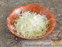 Фото приготовления рецепта: Капустный салат с крабовыми палочками и фасолью - шаг №2