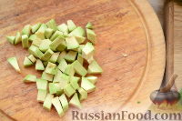 Фото приготовления рецепта: Овощной салат "Щедрость лета" с персиками, авокадо и сыром - шаг №3