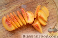 Фото приготовления рецепта: Овощной салат "Щедрость лета" с персиками, авокадо и сыром - шаг №4