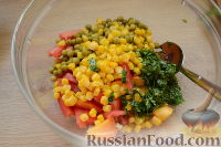 Фото приготовления рецепта: Овощной салат "Щедрость лета" с персиками, авокадо и сыром - шаг №6