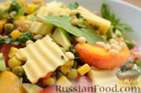 Фото приготовления рецепта: Овощной салат "Щедрость лета" с персиками, авокадо и сыром - шаг №7
