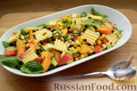 Фото приготовления рецепта: Овощной салат "Щедрость лета" с персиками, авокадо и сыром - шаг №8