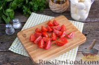 Фото приготовления рецепта: Салат с баклажанами, помидорами и моцареллой - шаг №4