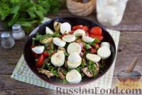 Фото приготовления рецепта: Салат с баклажанами, помидорами и моцареллой - шаг №8