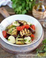 Фото приготовления рецепта: Салат с баклажанами, помидорами и моцареллой - шаг №9
