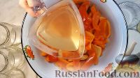 Фото приготовления рецепта: Маринованный болгарский перец с чесноком (на зиму) - шаг №7