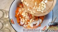 Фото приготовления рецепта: Маринованный болгарский перец с чесноком (на зиму) - шаг №9