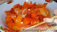 Фото приготовления рецепта: Маринованный болгарский перец с чесноком (на зиму) - шаг №10